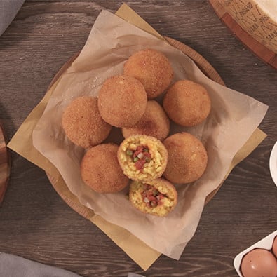 Arancini di riso con ragù di carne piselli e Grana Padano Grana Padano