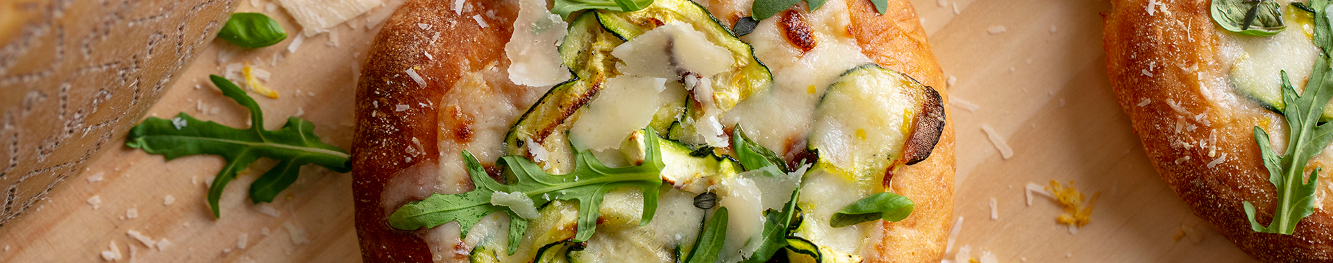 Pizza-al-Grana-Padano-con-zucchine,-limone-e-timo-(Cortellini)-m