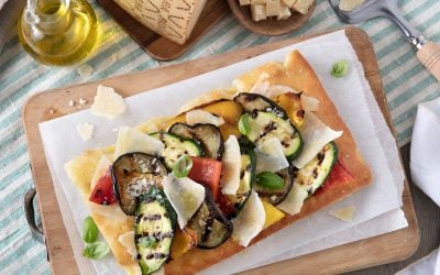 Focaccia con verdure grigliate (melanzane, peperoni, zucchine…), basilico e scaglie di Grana Padano