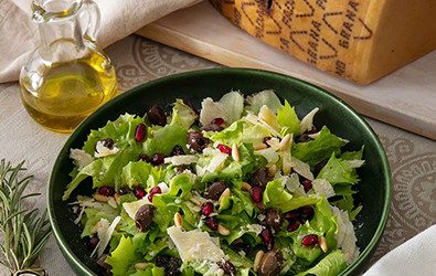 Insalata di scarola, pinoli tostati, uvetta, olive taggiasche, chicchi di melograno e Grana Padano Riserva