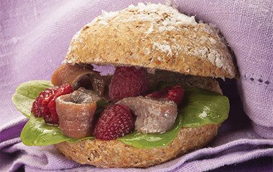Sandwich di segale e Grana Padano, spinaci, acciughe e lamponi Sandwich di segale e Grana Padano, spinaci, acciughe e lamponi