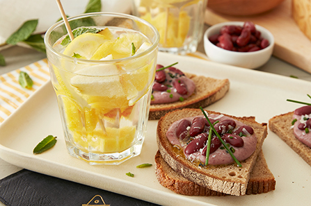 Sangria-bianca-analcolica-e-crostini-di-pane-di-segale-con-hummus-e-Grana-Padano-g