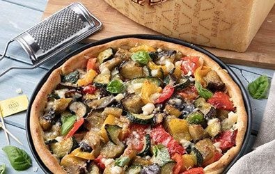 Torta salata con ratatouille di verdure (melanzane, zucchine, peperoni, cipolle) e Grana Padano Riserva.