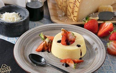 Budino salato al Grana Padano con fragole e aceto balsamico