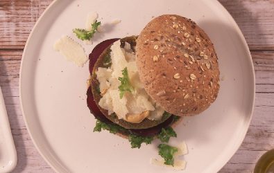 Hamburguesa de merluza, espinacas y Grana Padano con pan blando al sésamo