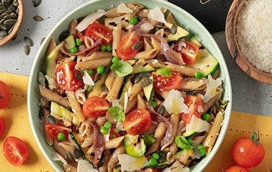 Insalata di pasta con zucchine grigliate, acciughe, pomodorini e semi di zucca, con Grana Padano