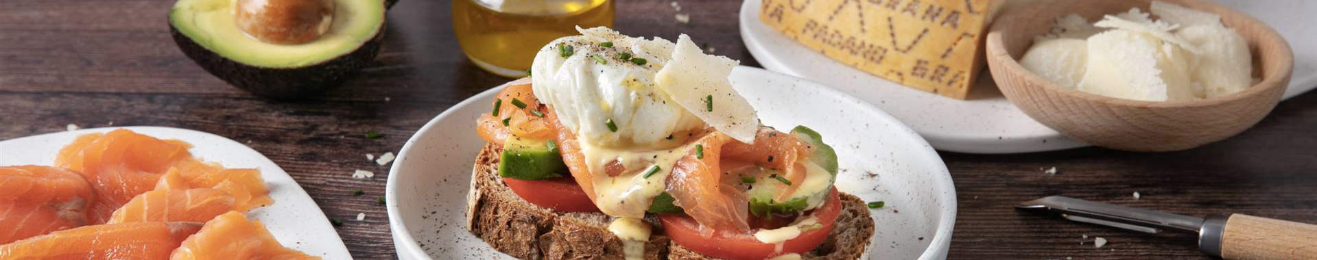Crostone-uova-alla-Benedict-salmone-avocado-pomodoro-Grana-Padano-M