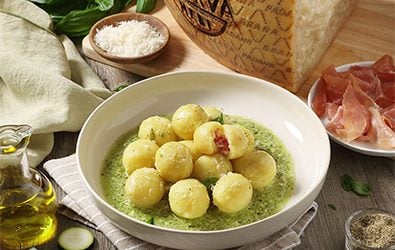 Gnocchi di patate ripieni di Grana Padano Riserva e prosciutto, al pesto di zucchine e basilico