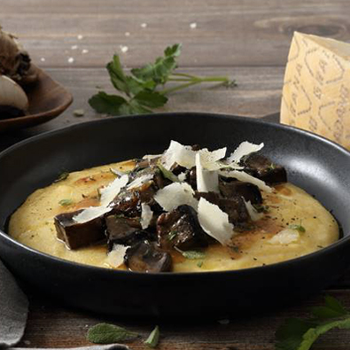 Polenta crémeuse avec ragoût de champignons et copeaux de Grana Padano