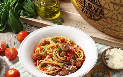 Espaguetis al ragú de albondiguillas y Grana Padano Riserva