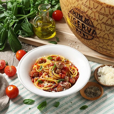 Spaghettoni à la sauce tomate aux boulettes de viande et Grana Padano Riserva