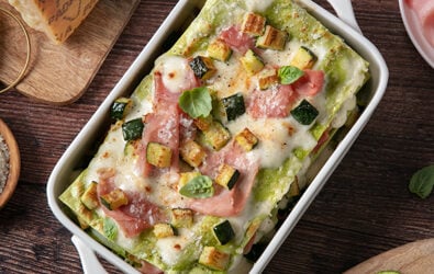 Lasagne verdi con besciamella, zucchine, prosciutto cotto e Grana Padano