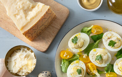 Uova sode ripiene con mousse di Grana Padano, tuorlo sodo e senape con insalata valeriana e pomodorini gialli