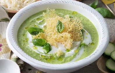 Crema fredda di zucchine, yogurt, sesamo, basilico e cialda di Grana Padano