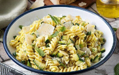 Fusilli con zucchine, ricotta, menta e Grana Padano