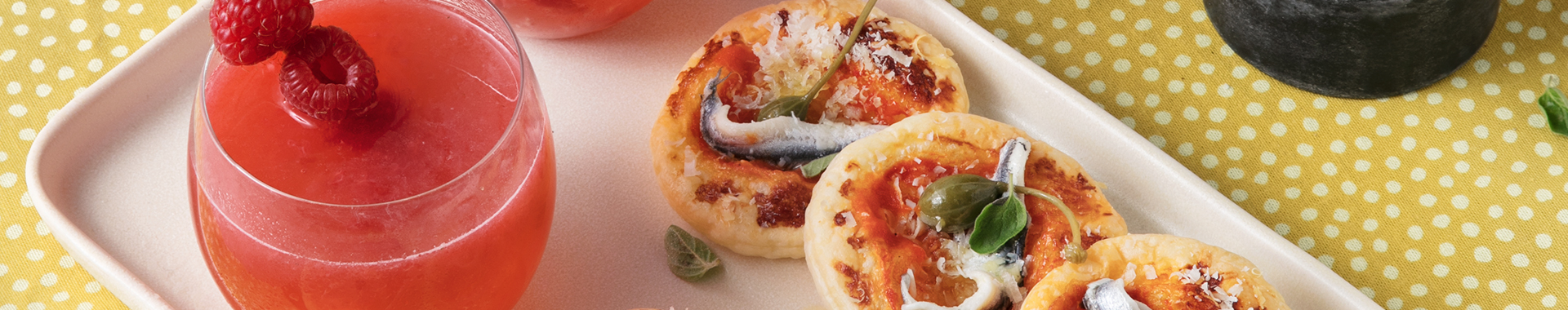 Raspberry-Lemonade-con-pizzette-pomodoro,-alici,-capperi-e-Grana-Padano-Riserva-m