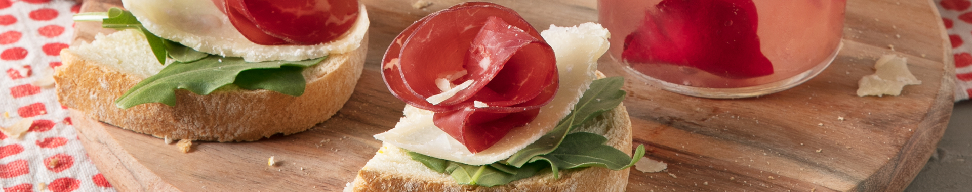 Rose-Lemon-Spritzer-con-crostini-bresaola,-rucola,-limone-e-scaglie-di-Grana-Padano-m