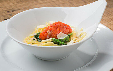 Spaghetti con cime di rapa, tartare di salmone e Grana Padano