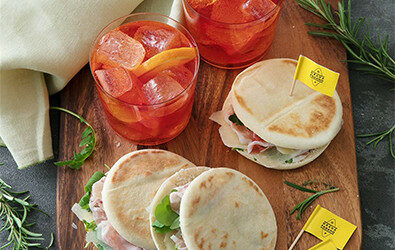 Negroni sbagliato e tigelle con Grana Padano DOP e prosciutto