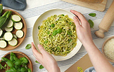 Spaghetti alla chitarra fatti a mano, pesto di zucchine e menta e Grana Padano Riserva