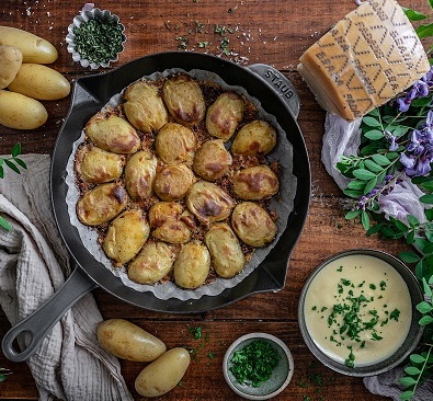 Patatas extra crujientes con salsa cremosa de Grana Padano