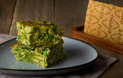 Frittata primaverile al forno con asparagi, zucchine, piselli, agretti e Grana Padano