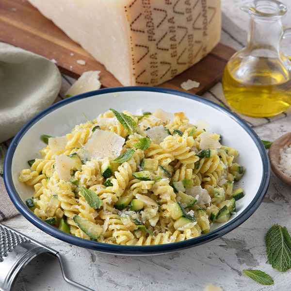 fusilli-con-zucchine-ricotta-menta-e-grana-padan