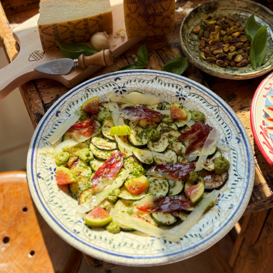 Carpaccio de calabacín con pesto de pistachos, Grana Padano, higos y jamón ibérico