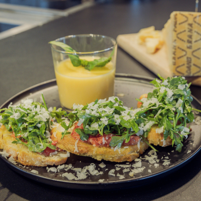 Helle Kartoffel-Tomatensuppe mit Grana Padano, Rucola-Chiabatta mit gepuffter Grana Padano Rinde, Tomaten Grana Padano Aufstrich