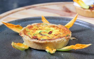 Tortina salata con fiori di zucchine, zafferano, speck e gelato al Grana Padano