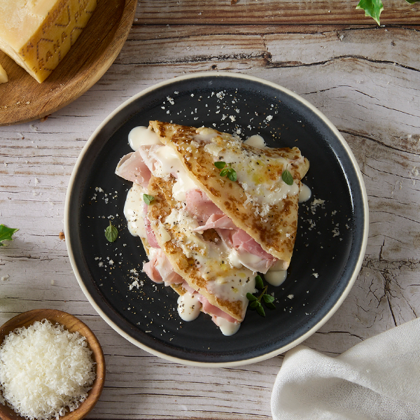 Tramezzini di pane integrale con cavolo viola marinato, crema al Grana Padano con erba cipollina, affettato di tacchino, insalata, cetriolini e scaglie di Grana Padano