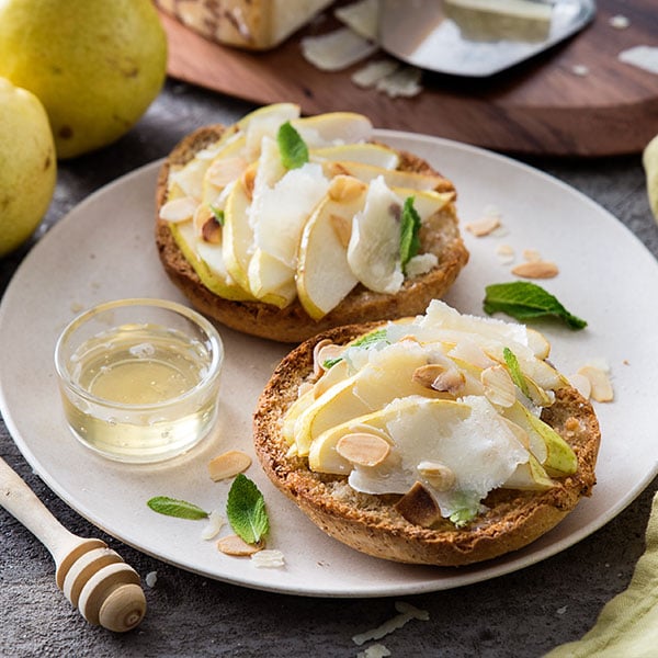 Tramezzini di pane integrale con cavolo viola marinato, crema al Grana Padano con erba cipollina, affettato di tacchino, insalata, cetriolini e scaglie di Grana Padano