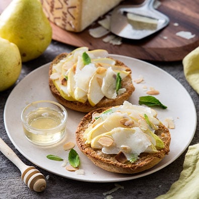 Friselle au Grana Padano, poires, amandes et miel