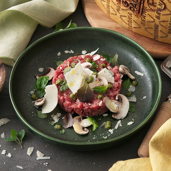 Tramezzini di pane integrale con cavolo viola marinato, crema al Grana Padano con erba cipollina, affettato di tacchino, insalata, cetriolini e scaglie di Grana Padano