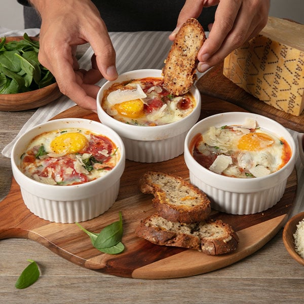 Tramezzini di pane integrale con cavolo viola marinato, crema al Grana Padano con erba cipollina, affettato di tacchino, insalata, cetriolini e scaglie di Grana Padano