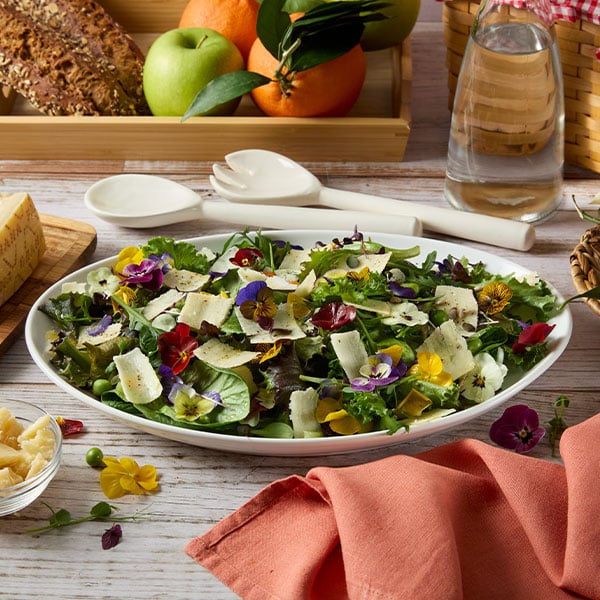 Tramezzini di pane integrale con cavolo viola marinato, crema al Grana Padano con erba cipollina, affettato di tacchino, insalata, cetriolini e scaglie di Grana Padano
