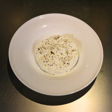 Spuma di Grana Padano, pera, polvere di caffè e crumble di pan meino