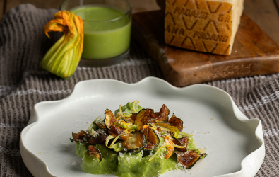 Gnocchi verdi senza glutine con crema di zucchine, zucchine croccanti, limone, fiori di zucchina e Grana Padano