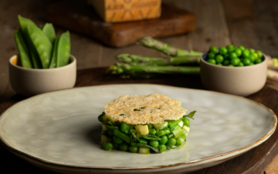 Chips di Grana Padano DOP Riserva con tartare primaverile di zucchine, asparagi, taccole e menta