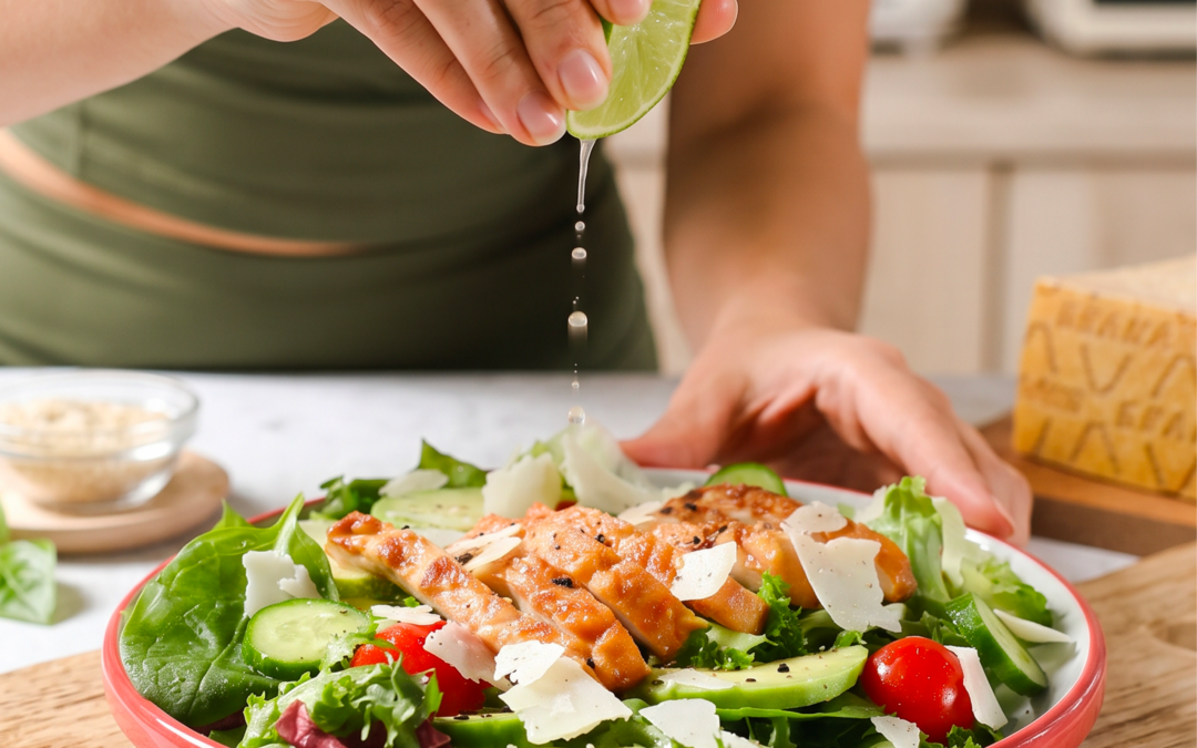 Insalata di pollo tiepido con avocado, lime e Grana Padano DOP