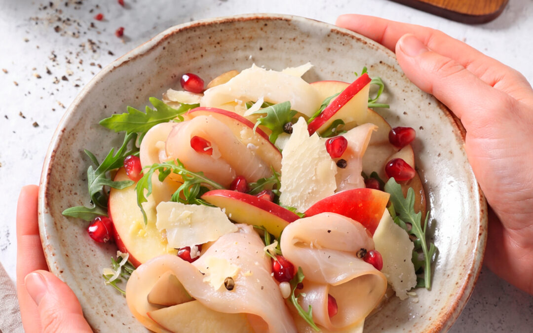Carpaccio de pez espada ahumado con manzana, rúcula, granada y Grana Padano DOP