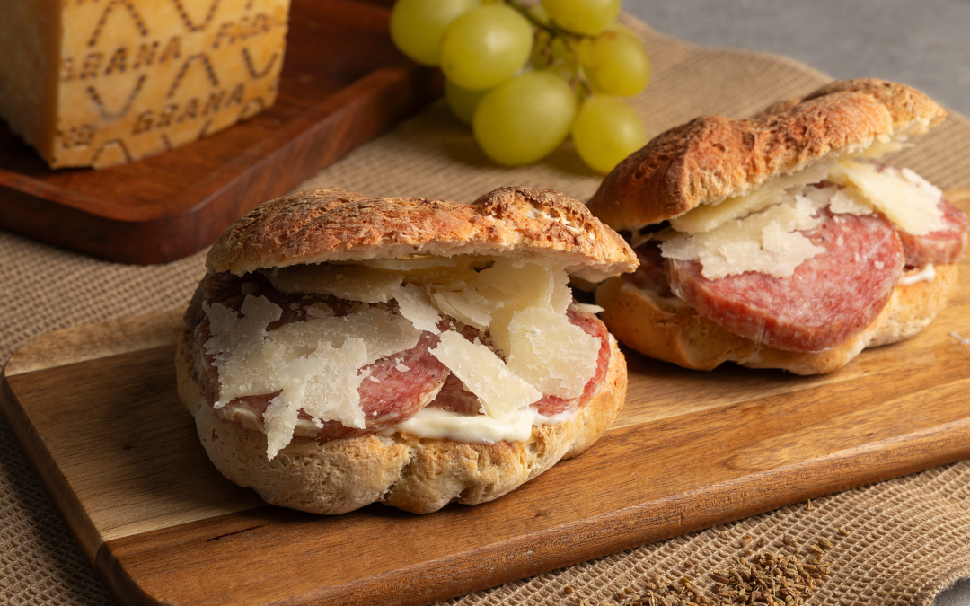 Focaccina, uva, salsiccia e Grana Padano DOP Riserva